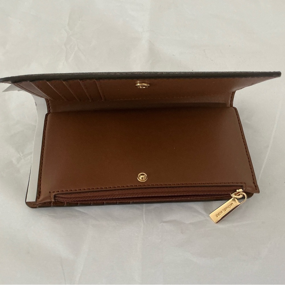 Michael Kors
Signature Logo Jet Set Travel Continental Wristlet - Picture 7 of 9